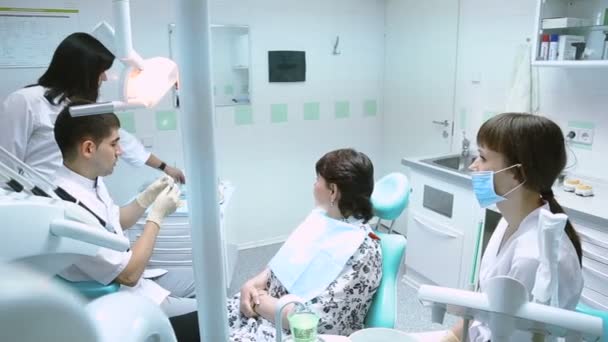 Медицинские консультации в стоматологической клинике — стоковое видео