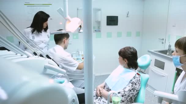 Медицинские консультации в стоматологической клинике — стоковое видео