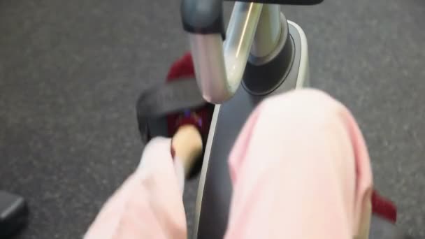 Andar de bicicleta estacionária — Vídeo de Stock