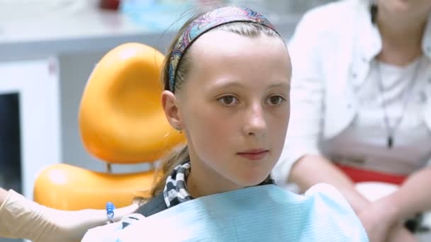 Child in the dental chair — Stock Video