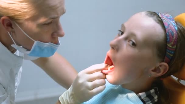 Niño en el dentista. odontología pediátrica — Vídeo de stock