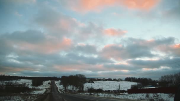 Vackra rosa moln över auto vägen vintertid — Stockvideo