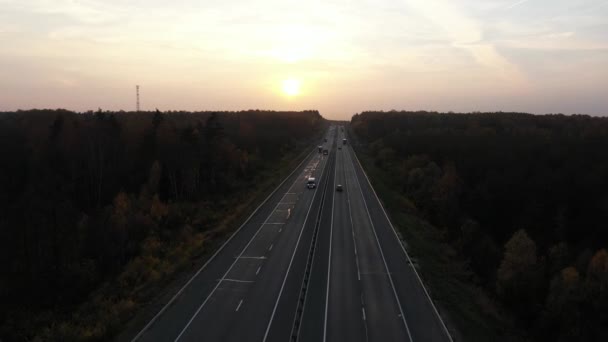 Vue de dessus sur camions et voitures sur route asphaltée au coucher du soleil Séquence Vidéo