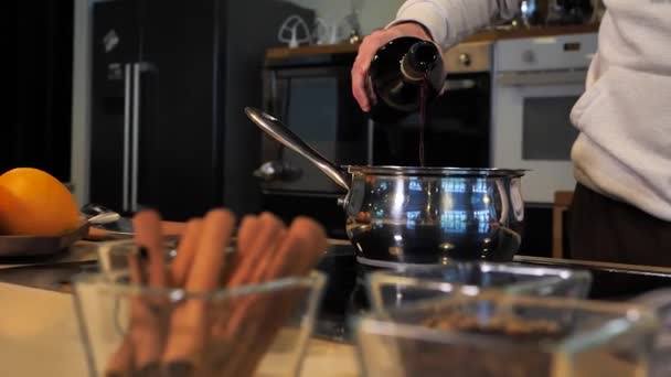 Chef versant du vin rouge dans une casserole dans la cuisine du restaurant. Séquence Vidéo Libre De Droits