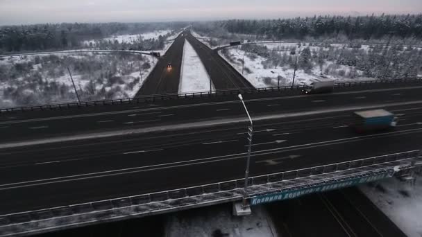 Vägkorsning i vinter på vintern. Antenn skott — Stockvideo