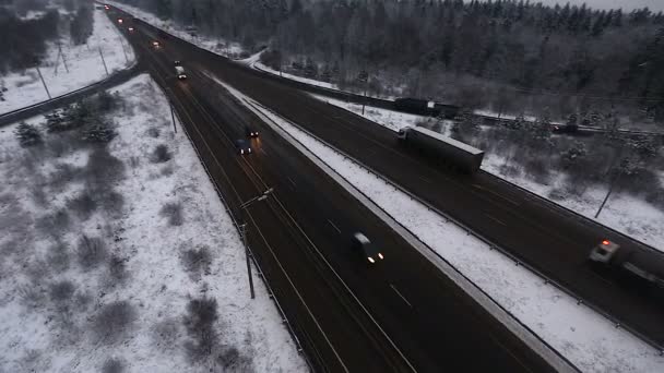 Snelweg wegverkeer in de winter — Stockvideo