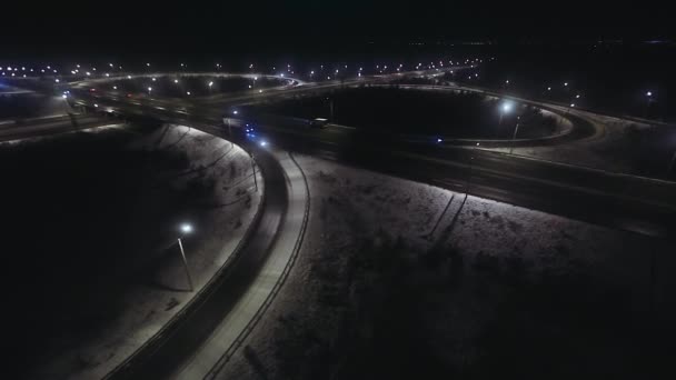 Транспортная развязка с воздушным видом ночью — стоковое видео