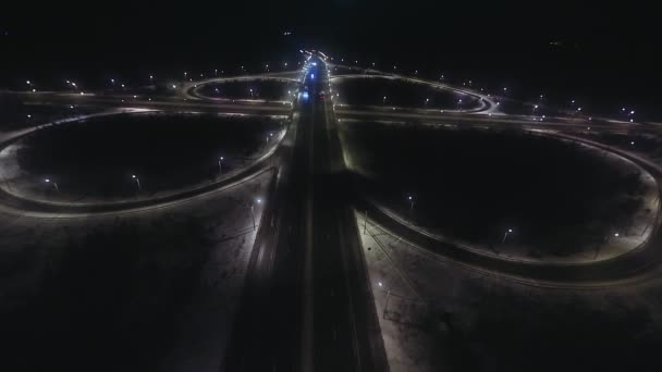 Verkehrsknotenpunkt bei Nacht aus der Luft — Stockvideo