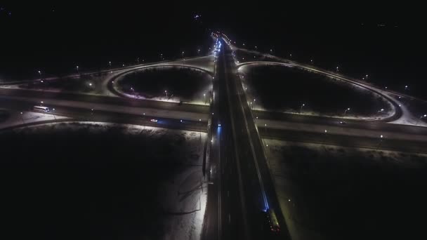 Luchtfoto vervoer uitwisseling nachts — Stockvideo