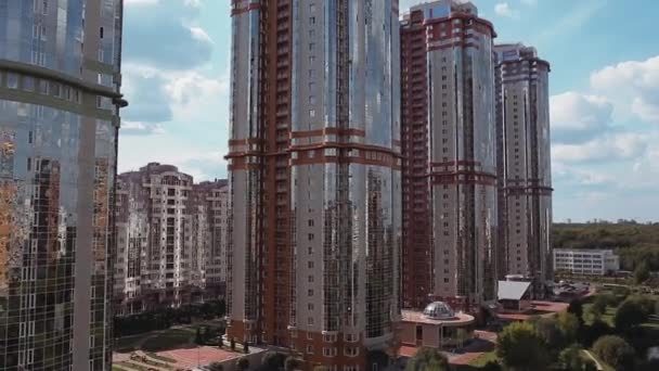 Antenna lövés felhőkarcolók tükrözött ablakokkal — Stock videók