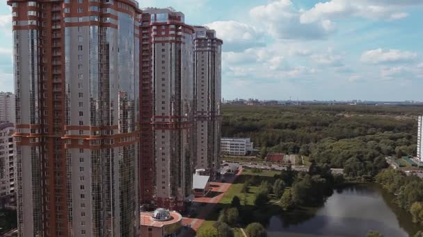 Aerial shot beautiful apartment buildings with mirrored windows — Stock Video