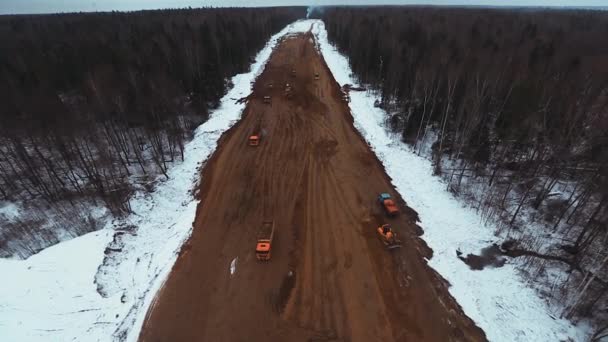 Construcción de plano aéreo nueva carretera en el bosque en invierno — Vídeo de stock