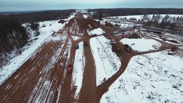 Aerial strzał budowy nowej drogi w lesie w zimie — Wideo stockowe