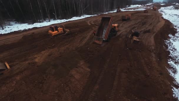 Aerial colpo dump camion scarica sabbia — Video Stock