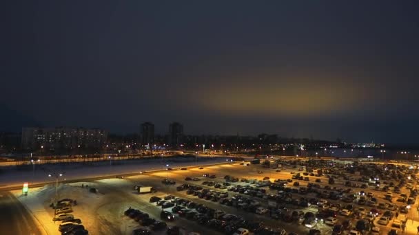 Otwarta powierzchnia parking zimowy wieczór zdjęcia lotnicze — Wideo stockowe