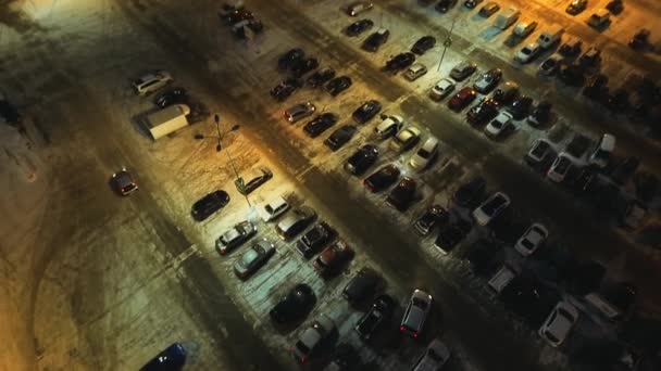 Antenn sköt många bilar på parkeringen i staden — Stockvideo