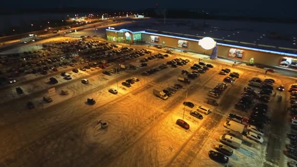 Luchtfoto schot grote open oppervlakte parkeergelegenheid in de buurt van shopping center — Stockvideo