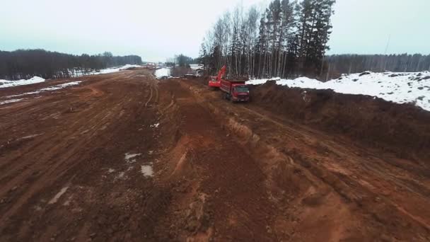 La machinerie de construction aérienne effectue des travaux d'excavation — Video