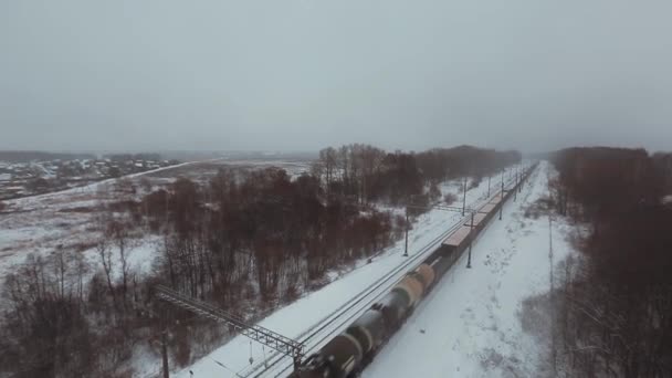 Tren de mercancías en el plano aéreo del ferrocarril — Vídeos de Stock