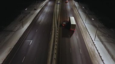 Havadan görünümü gece karayolu bölen şeridi ile