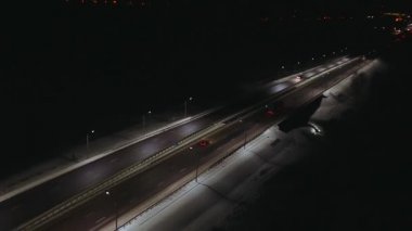 Havadan görünümü gece karayolu kışın araba ile