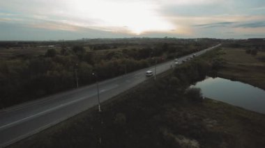 Araba yolda havadan çekim