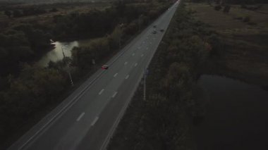 Gün batımında çok araba ile havadan görünümü yol