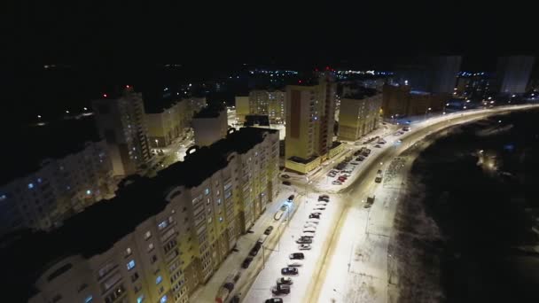 Vida aérea de disparo de la zona de dormir de la ciudad por la noche — Vídeo de stock