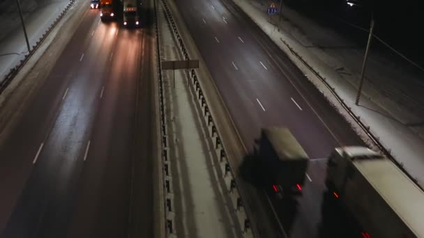 Ночная дорога и много грузовиков — стоковое видео