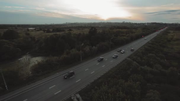 Luchtfoto van het verkeer op de snelweg — Stockvideo