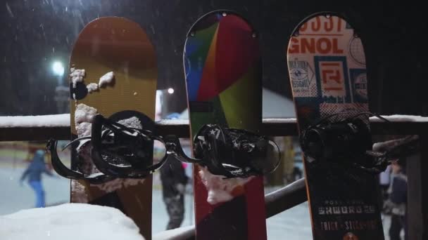 Snowboard i snöfall bakgrunden på natten — Stockvideo