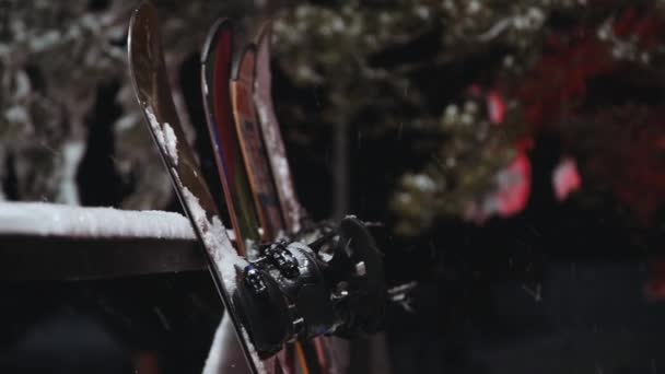 Planches snowboard avec fixation 