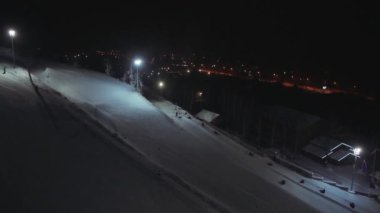 Havadan görünümü insanlar bir kayak merkezi geceleri rahatla.