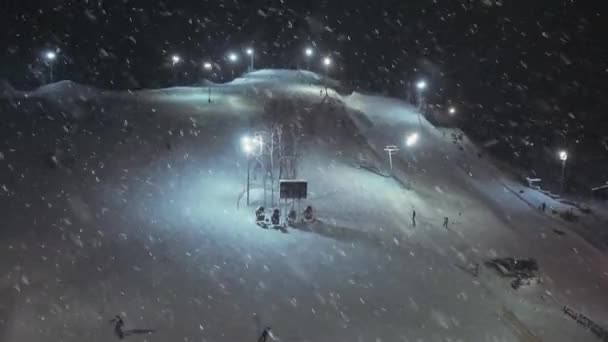 Ośrodek narciarski w nocy, aerial view — Wideo stockowe