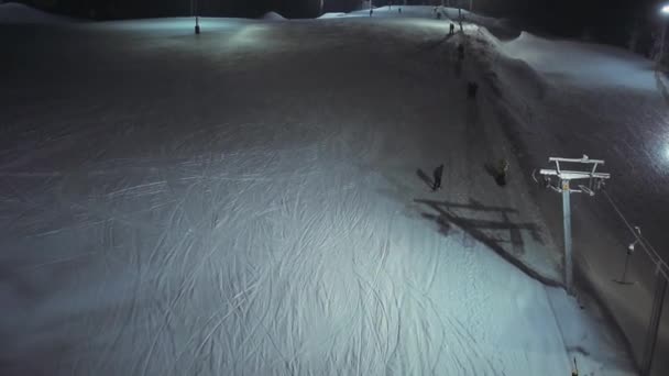 Aerial strzał ludzie iść na snowboardzie i idą w górę na wyciągu — Wideo stockowe