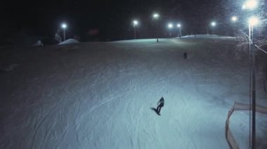 Hava atış snowboard ve kayakçılar bir kar yamaçta binmek