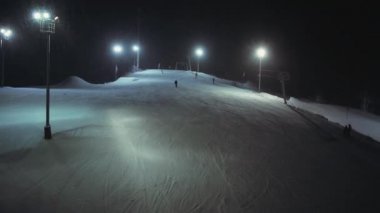 Hava karlı tepe üzerinde yarış snowboard vurdu
