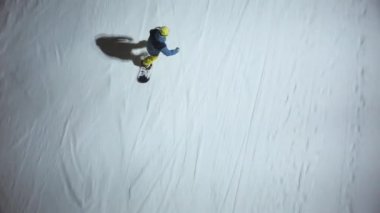 Sıçrama tahtası ile dağ hava atış snowboard slaytlar aşağı