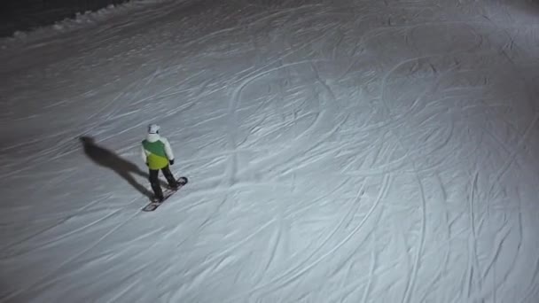 Scatto aereo snowboard nella stazione sciistica — Video Stock