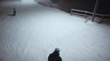 Hava atış snowboard dağdan aşağı kaydırın