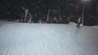 Dağların başında hava atış snowboard iniş başlamak