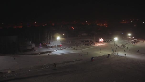 La stazione sciistica durante la notte, vista aerea — Video Stock