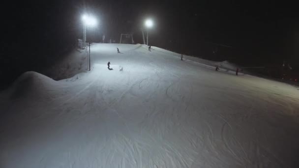 Aerial skott snö lutning för skid- och snowboardåkare — Stockvideo