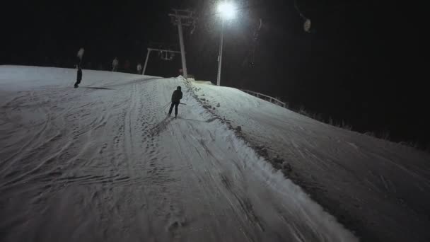 Aerial strzał narciarzy i snowboardzistów rise up z wyciągu — Wideo stockowe
