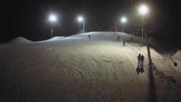 Aerial strzał ośrodka. Narciarze i snowboardziści rise up z wyciągu — Wideo stockowe