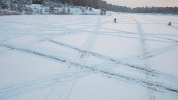 Motos de neve no gelo — Vídeo de Stock