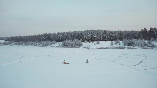 Desporto de inverno em motos de neve no gelo — Vídeo de Stock