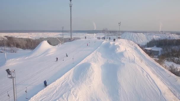 Turismo de Inverno. Estância de esqui — Vídeo de Stock