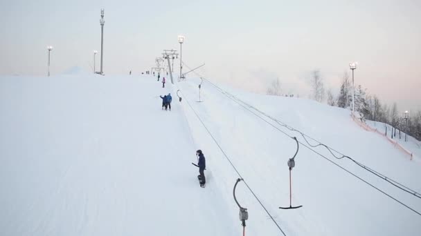 Веревочный буксир на лыжном склоне — стоковое видео