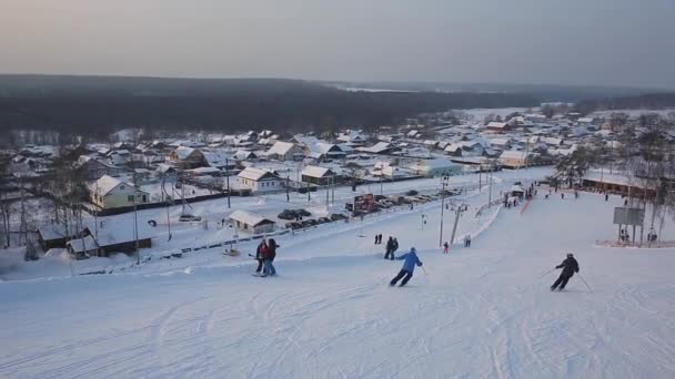 Ski resort med semesterfirare människor — Stockvideo